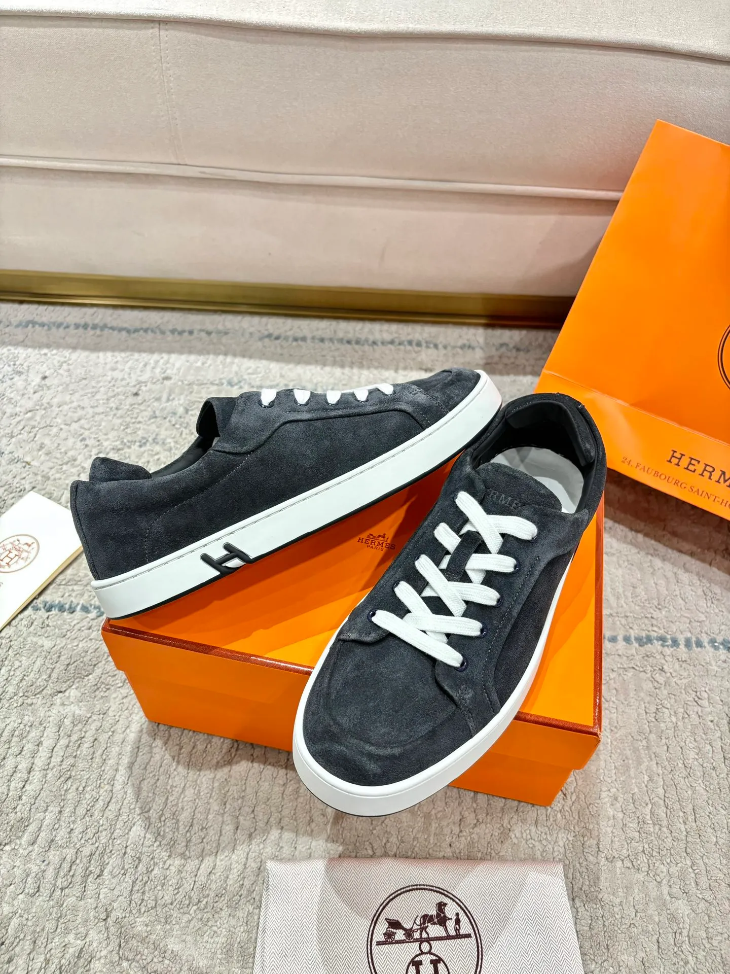 Factory direct sales p640🐘🐘Women's shoes Women's clothing Men's ➕10 Hermes·Hermès 2025ss new Lucky series men's leather loafers casual sports shoes for women Top version 🔝Original purchase, development and production👍🏻 This Hermès sports shoe is made of calfskin and suede goatskin, with iconic "H" details on the side, creating a dynamic and fashionable style. 💘 💜Material: original imported first-layer cowhide 💛Inner lining: original customized soft sheepskin 💚Sole: original molded non-slip TPU outsole ❤️Sole thickness: about 2.5cm 🤍Number of yards: 35-45👣 (40 for women and 45 for men, custom-made and non-refundable